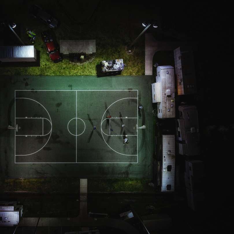 zöld kosárlabdapálya légi fotózása online puzzle