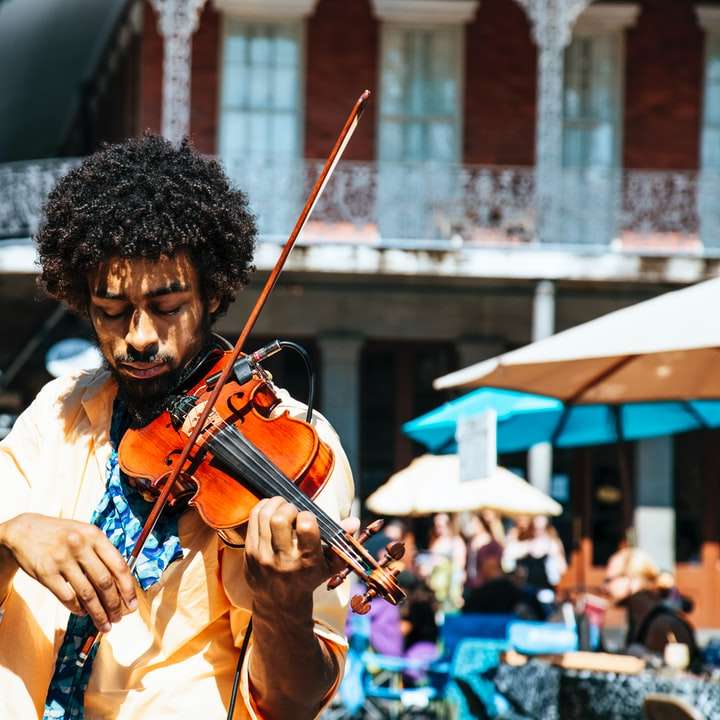 Mężczyzna grający na skrzypcach lub skrzypcach na ulicy puzzle online