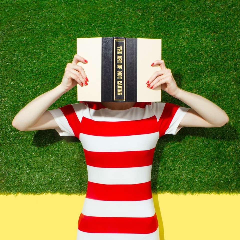 persona sosteniendo un libro negro y beige puzzle deslizante online