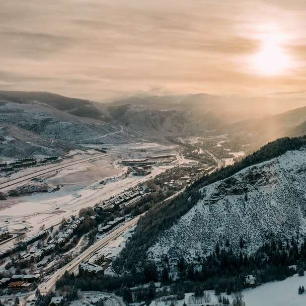изглед от въздуха на езерото и планините през деня онлайн пъзел