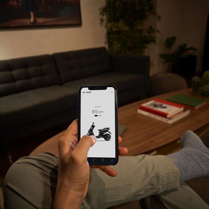 osoba držící bílý iphone 5 c online puzzle