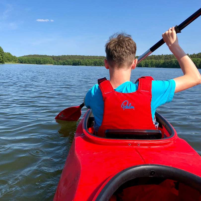 uomo che pagaia durante la guida in kayak puzzle online