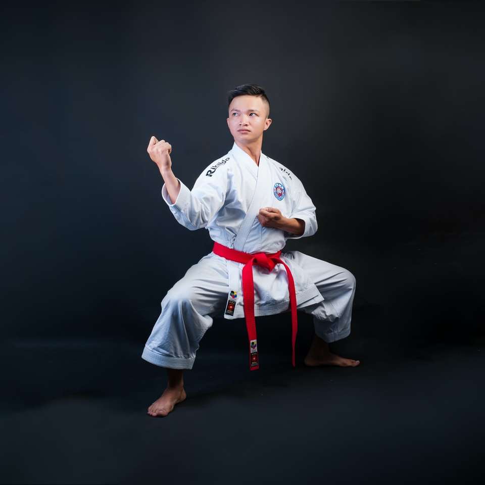 karatejee-t viselő férfi online puzzle