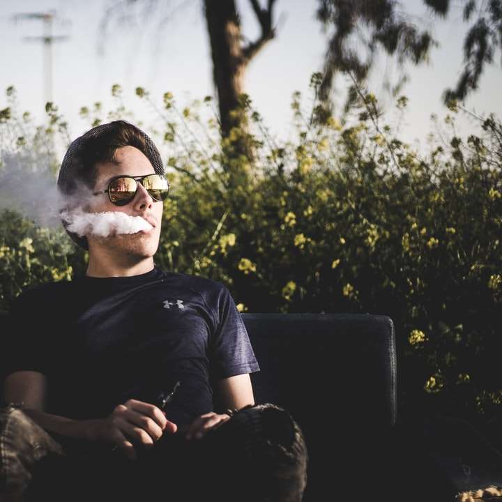Mann sitzt auf Bank und raucht Online-Puzzle
