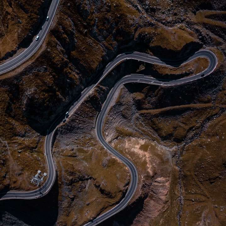 fotografia aérea de estrada em ziguezague puzzle deslizante online