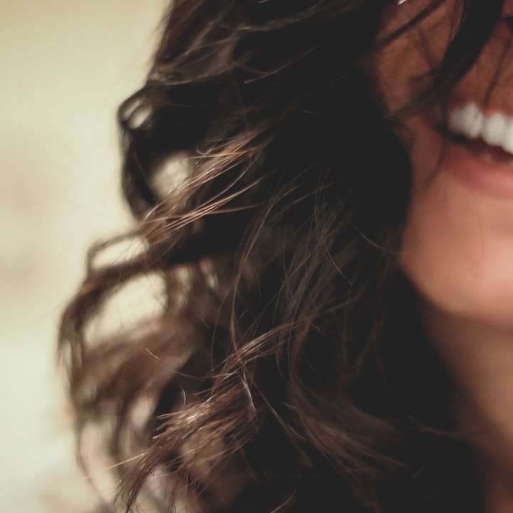 mulher de cabelos negros compridos sorrindo para fotos de close-up puzzle deslizante online