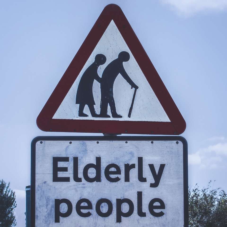 ältere menschen, die verkehrszeichen überqueren Online-Puzzle