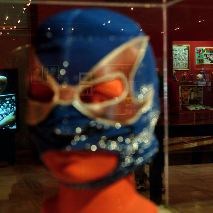 πρόσωπο που κρατά μπλε και πορτοκαλί γυαλί συρόμενο παζλ online