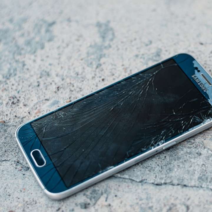 灰色の大理石のテーブルに青いサムスンアンドロイドスマートフォン スライディングパズル・オンライン