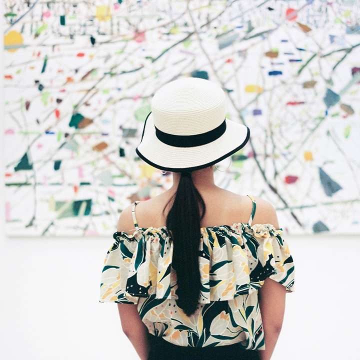 donna in piedi davanti a un quadro astratto puzzle scorrevole online