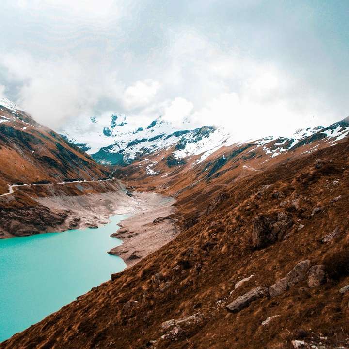 rzeka między brązowymi górami fotografia krajobrazowa puzzle przesuwne online