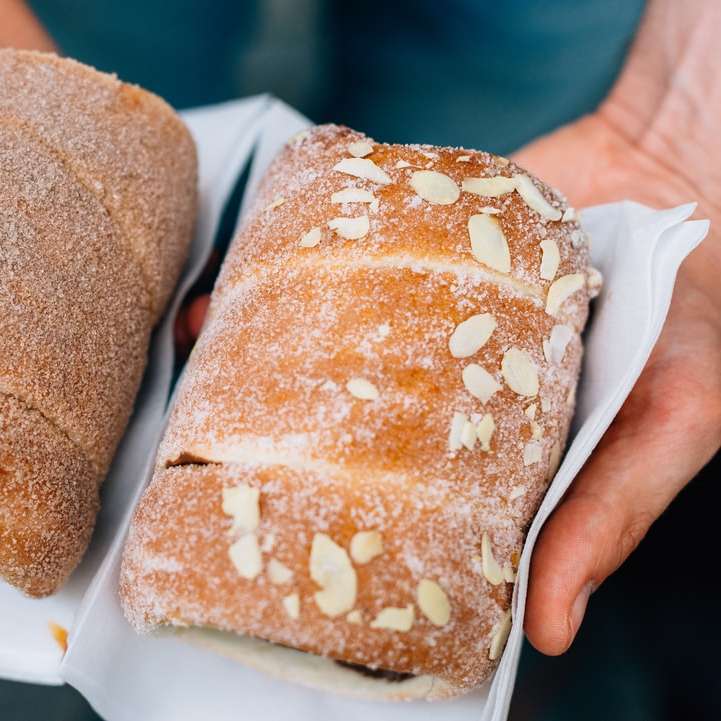fotografering av två bruna bröd Pussel online
