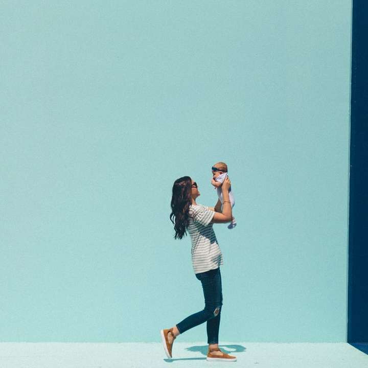 mujer con bebé mientras camina rompecabezas en línea
