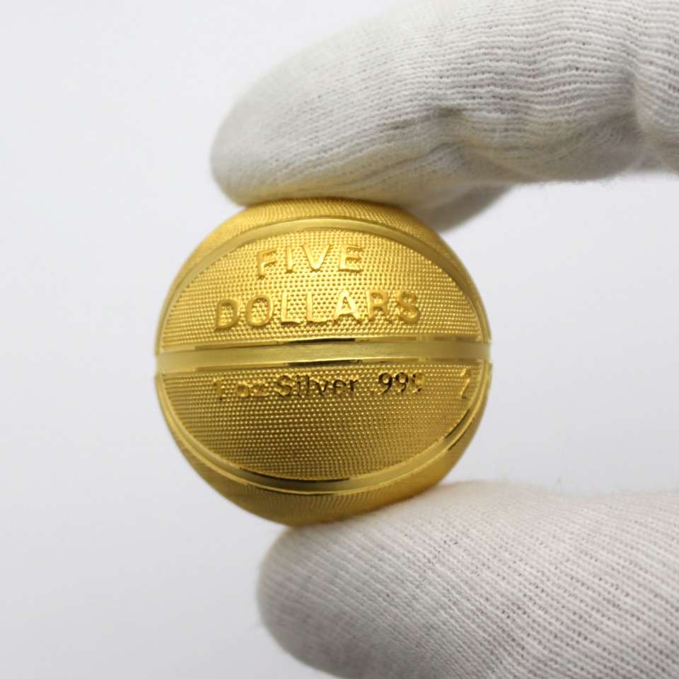 Moneda redonda de oro sobre textil blanco. puzzle deslizante online