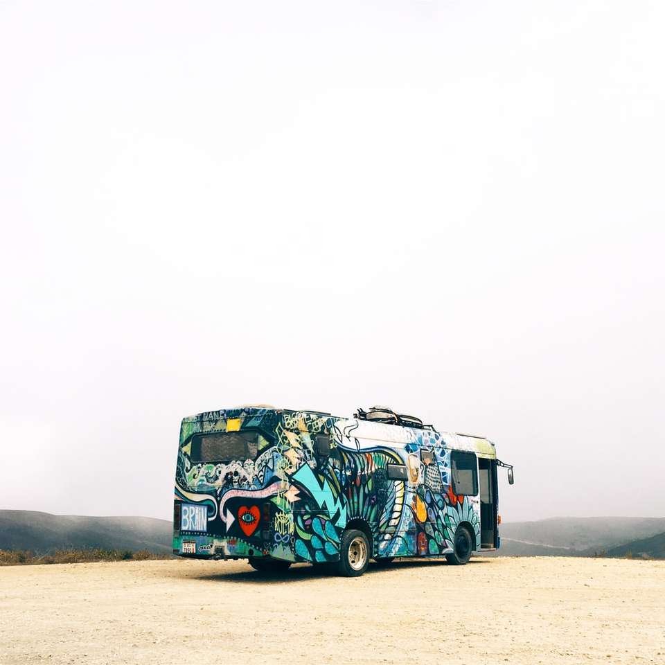zaparkovaný modrobílý autobus online puzzle