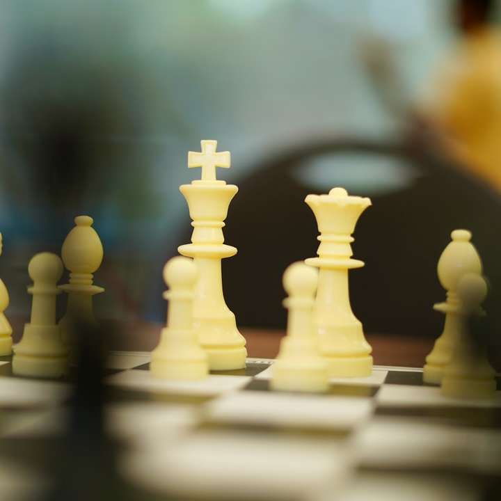біла шахова фігура на шаховій дошці розсувний пазл онлайн