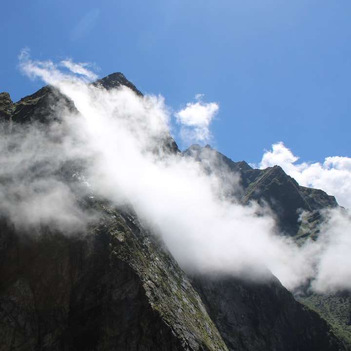 montaña en blanco y negro bajo un cielo azul durante el día puzzle deslizante online