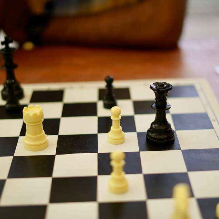 peças de xadrez no tabuleiro de xadrez puzzle deslizante online