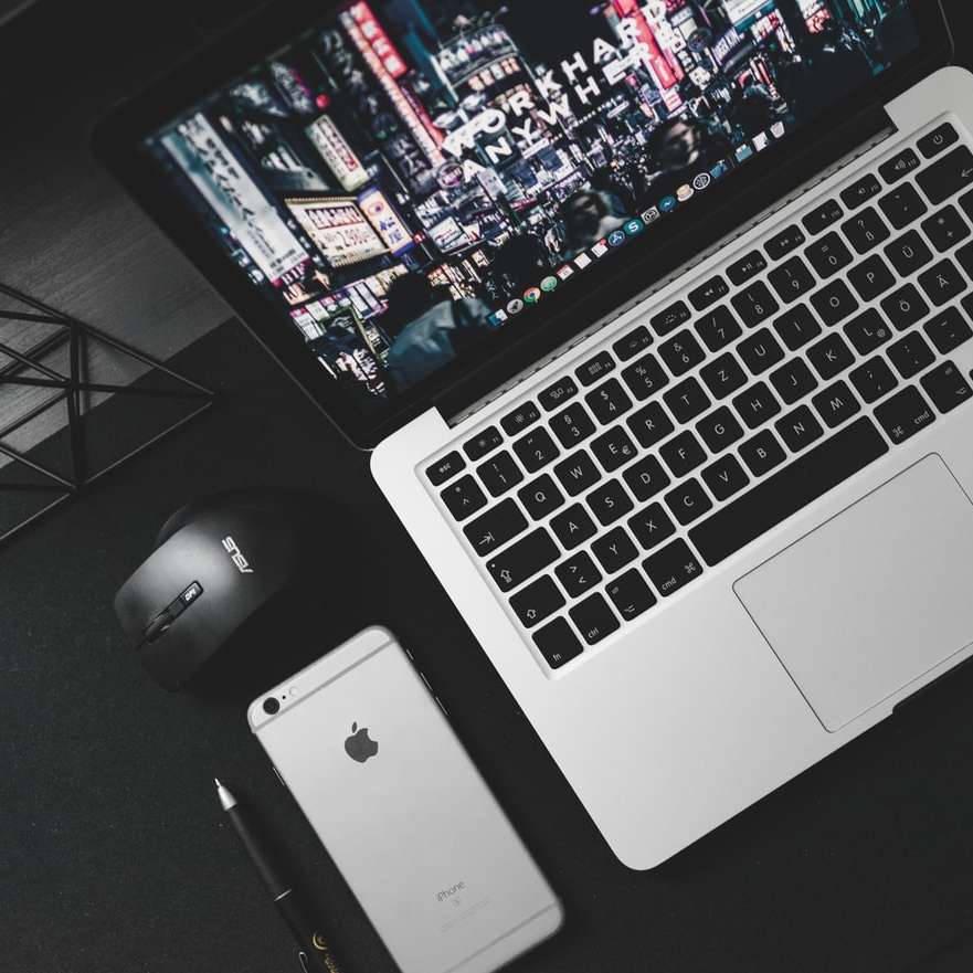 aktiverad MacBook Pro bredvid den rymdgrå iPhone 6s Pussel online