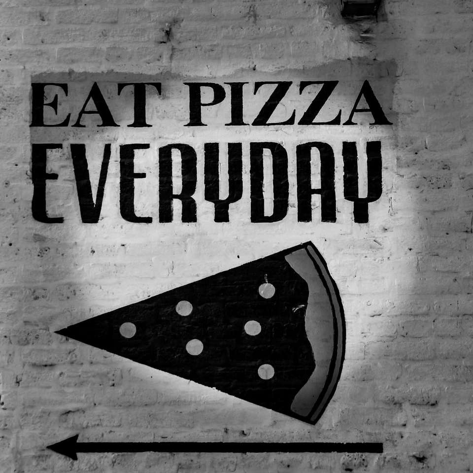gråskalefoto av ät pizza vardagsskyltar Pussel online