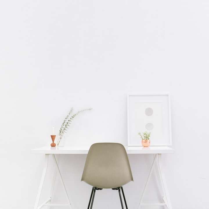 білий дерев'яний стіл біля коричневого стільця онлайн пазл