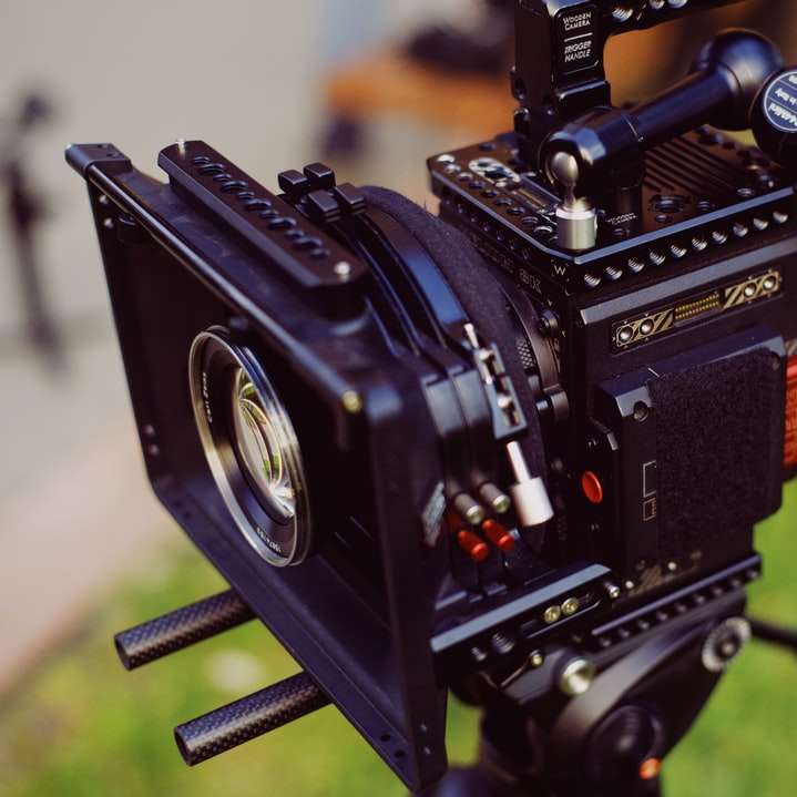 μαύρη βιντεοκάμερα σε μαύρο τρίποδο online παζλ