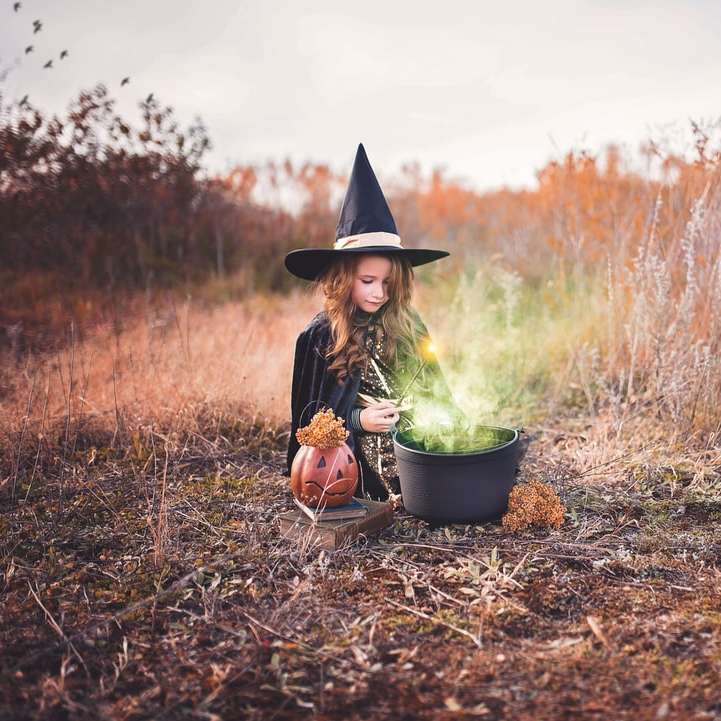 fată în costum de vrăjitoare puzzle online