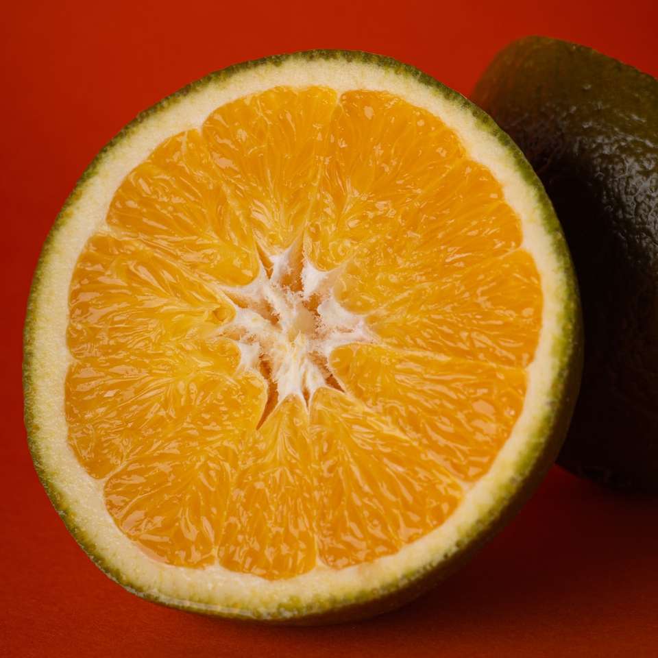 fruta naranja sobre superficie negra puzzle deslizante online