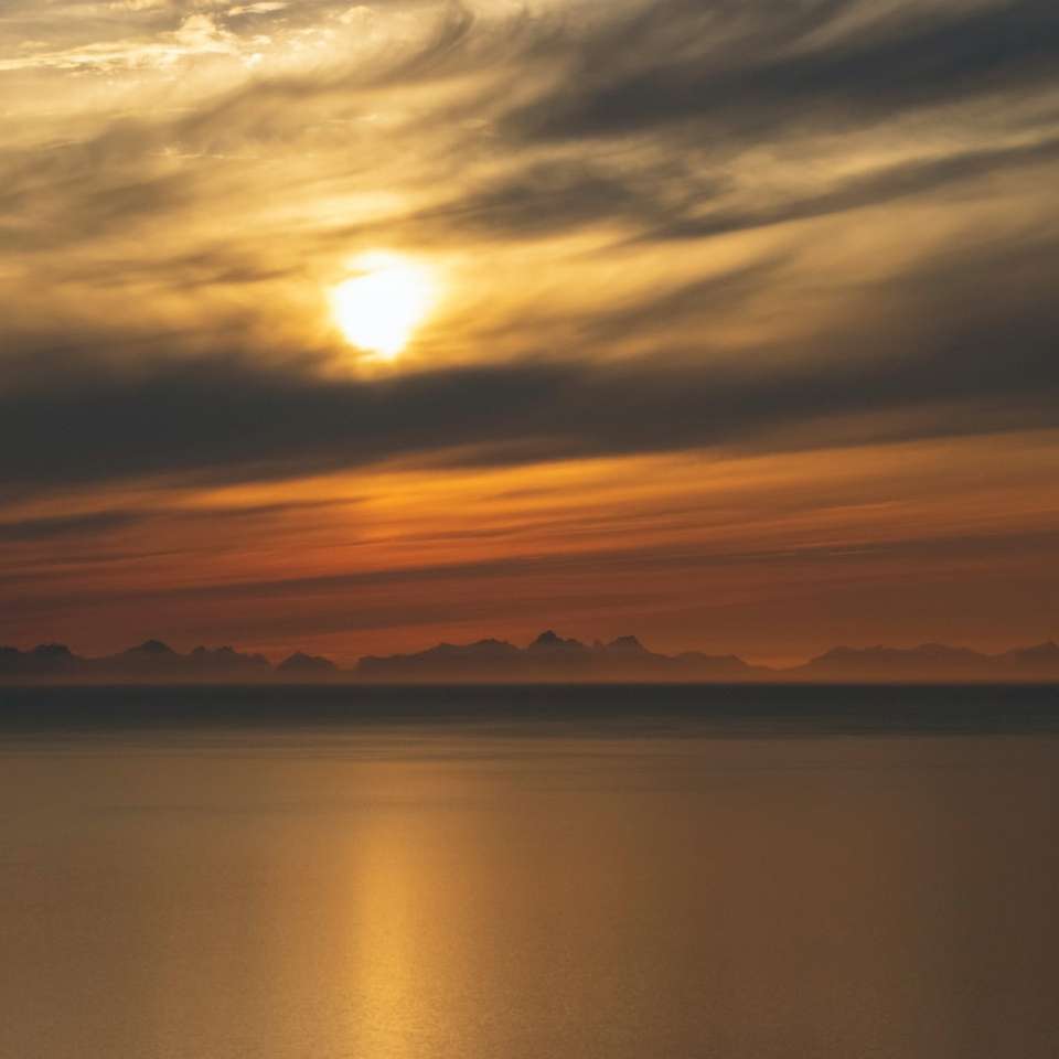 fotografia de paisagem durante a hora dourada à beira-mar puzzle deslizante online
