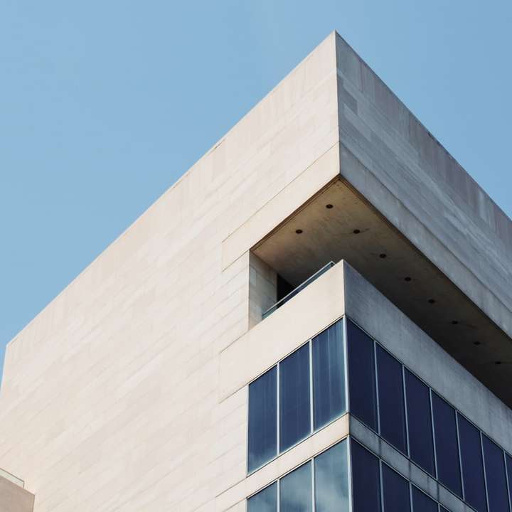szary budynek w ciągu dnia puzzle przesuwne online