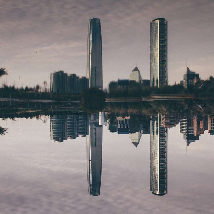 reflekterande fotografi av byggnader Pussel online