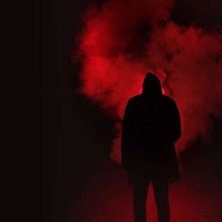 Silhouette einer Person an einem dunklen Ort mit Rauch Online-Puzzle