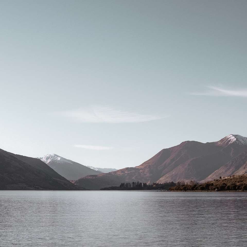 φωτογραφία τοπίου του νερού με βουνά online παζλ