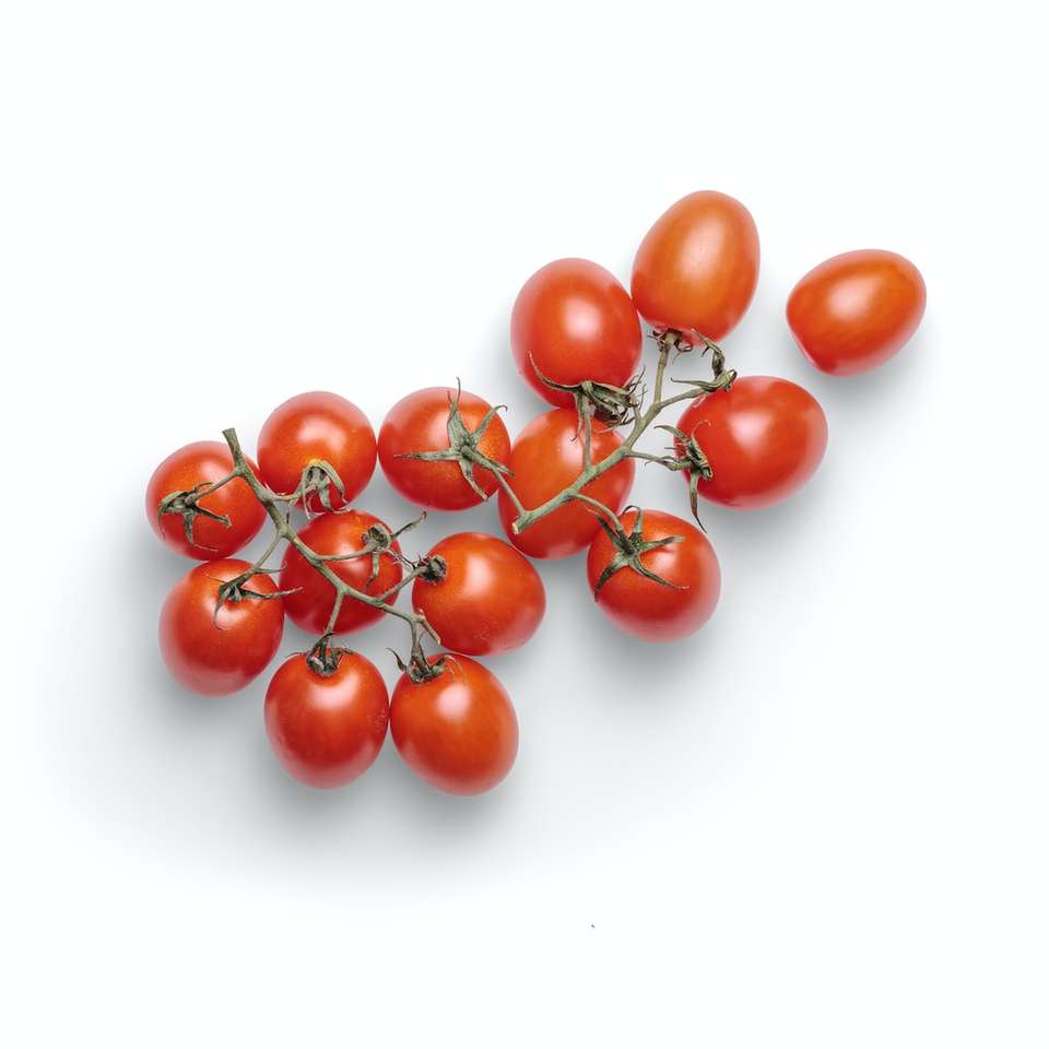 tomates cherry rojos sobre superficie blanca puzzle deslizante online