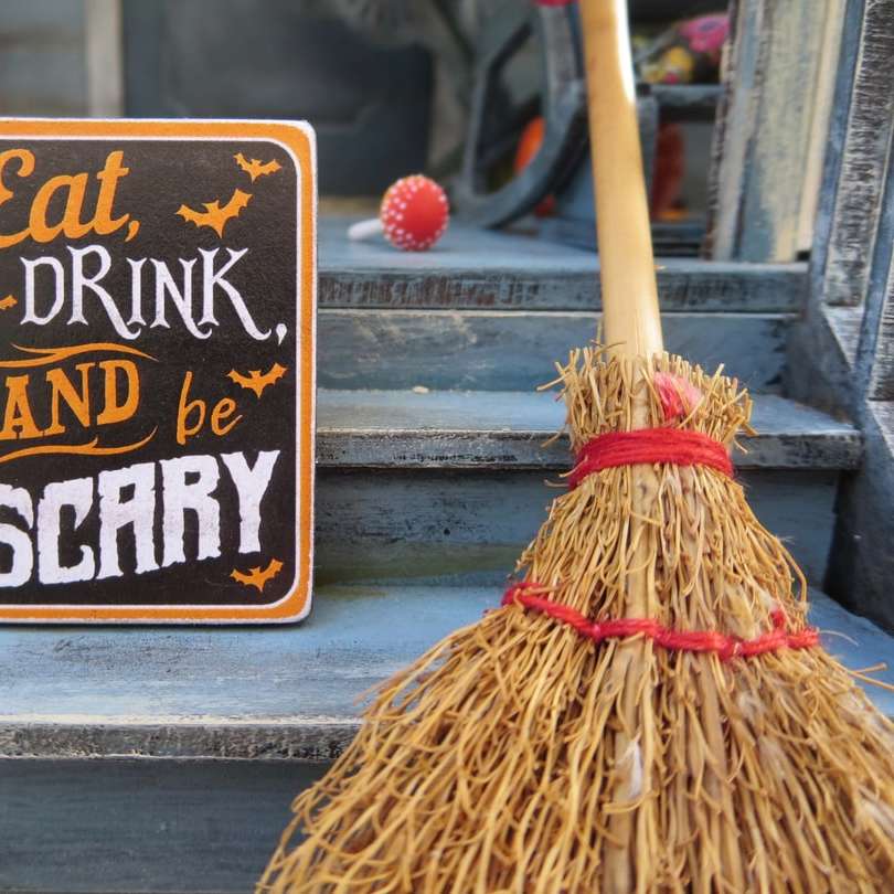 Eat Drink és légy ijesztő jelzések csúszó puzzle online