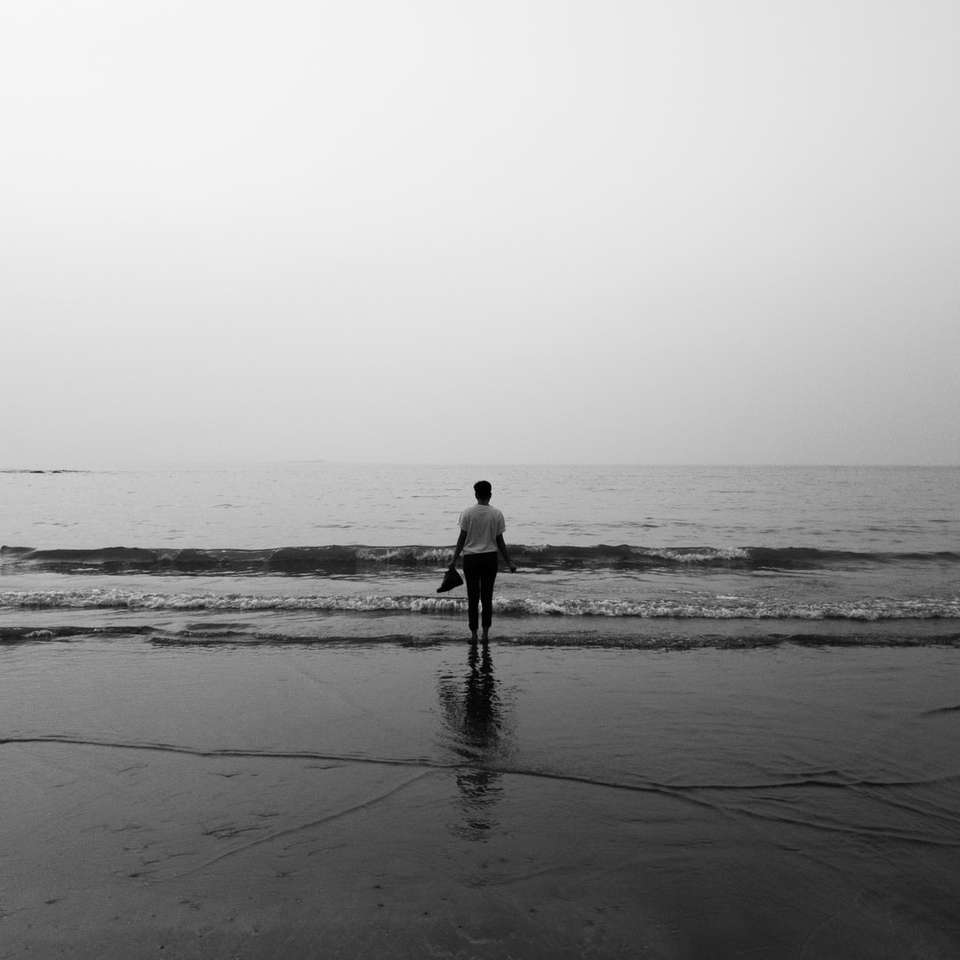 mężczyzna spacerujący po plaży puzzle online