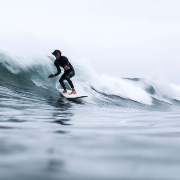 Langzeitbelichtung von Mann beim Surfen Schiebepuzzle online