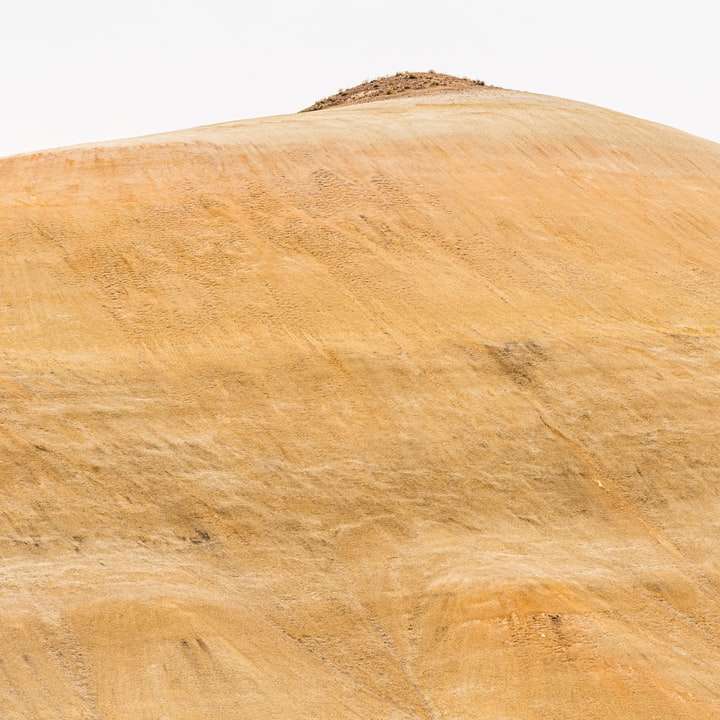 brązowa formacja skalna pod białym niebem w ciągu dnia puzzle przesuwne online