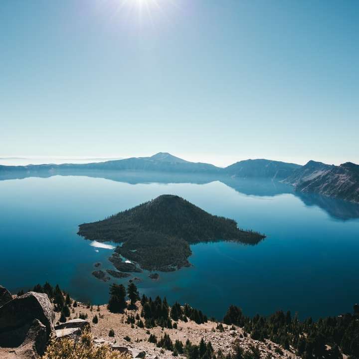 въздушен изглед на езеро с остров плъзгащ се пъзел онлайн
