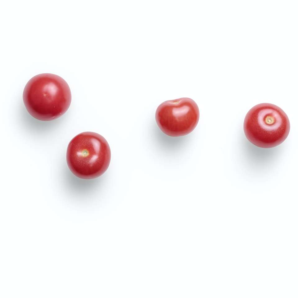 frutti rotondi rossi su sfondo bianco puzzle scorrevole online