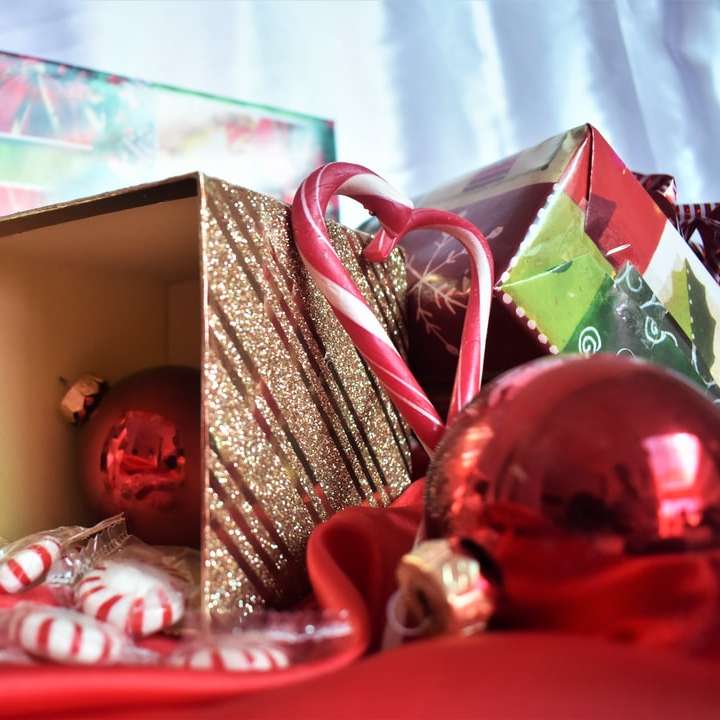 red bauble with box sliding puzzle online