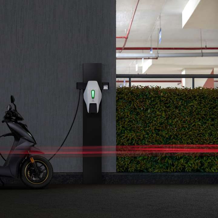 schwarzes und rotes Motorrad neben grauer Wand geparkt Online-Puzzle