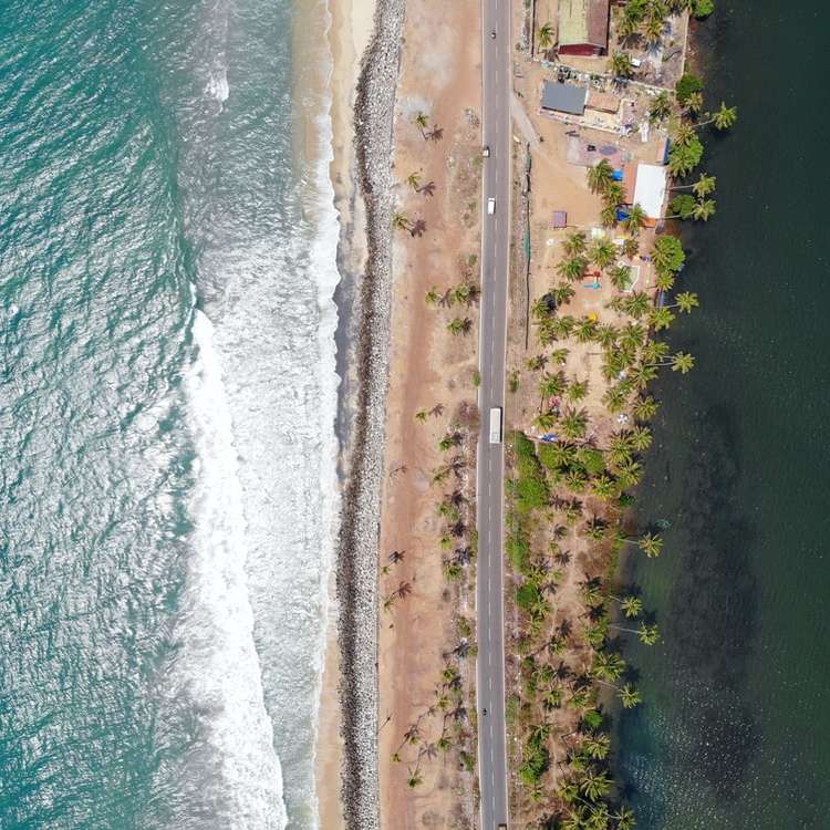 Flygfoto över stranden på dagtid Pussel online