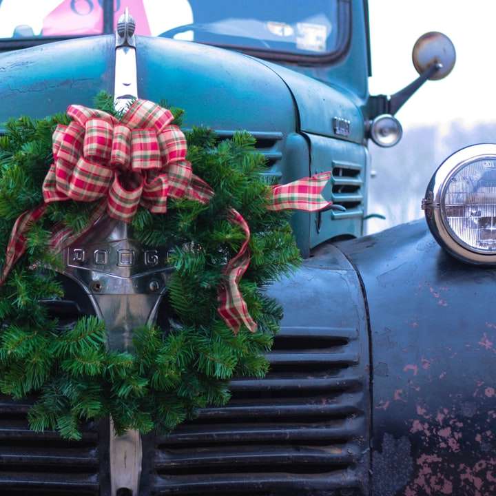 green wreath on bumper of blue truck sliding puzzle online