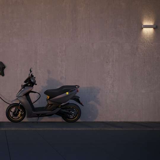 czarny motocykl zaparkowany obok brązowego muru puzzle przesuwne online