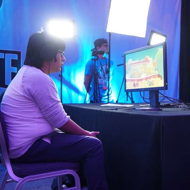 dos hombres jugando un videojuego rompecabezas en línea