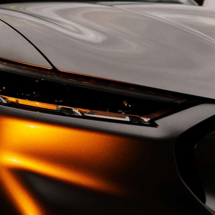 oranje auto in close-up fotografie online puzzel