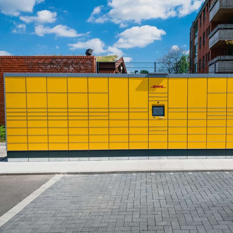 edificio de hormigón amarillo y marrón puzzle deslizante online