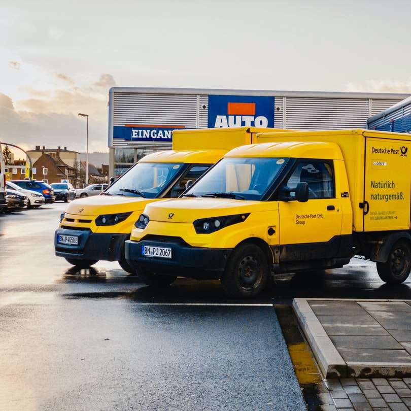żółty i niebieski van na drodze w ciągu dnia puzzle przesuwne online