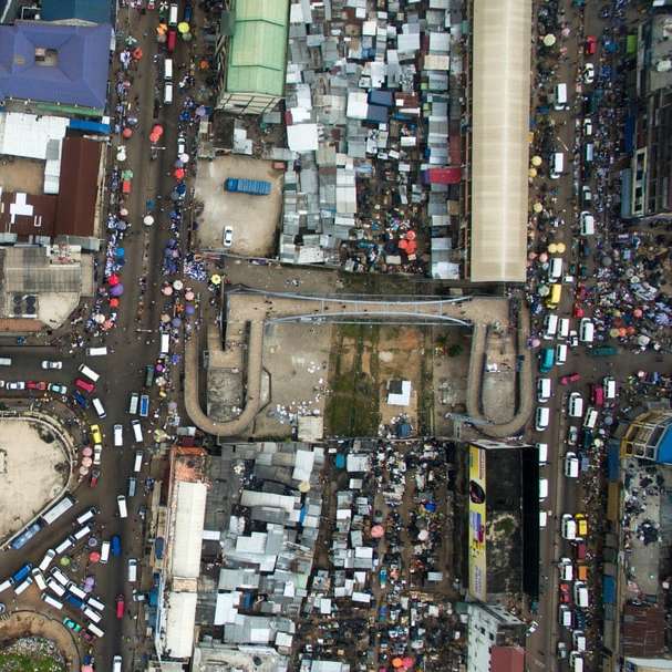 Luftbildfotografie des Fahrzeugs in der Stadt Schiebepuzzle online
